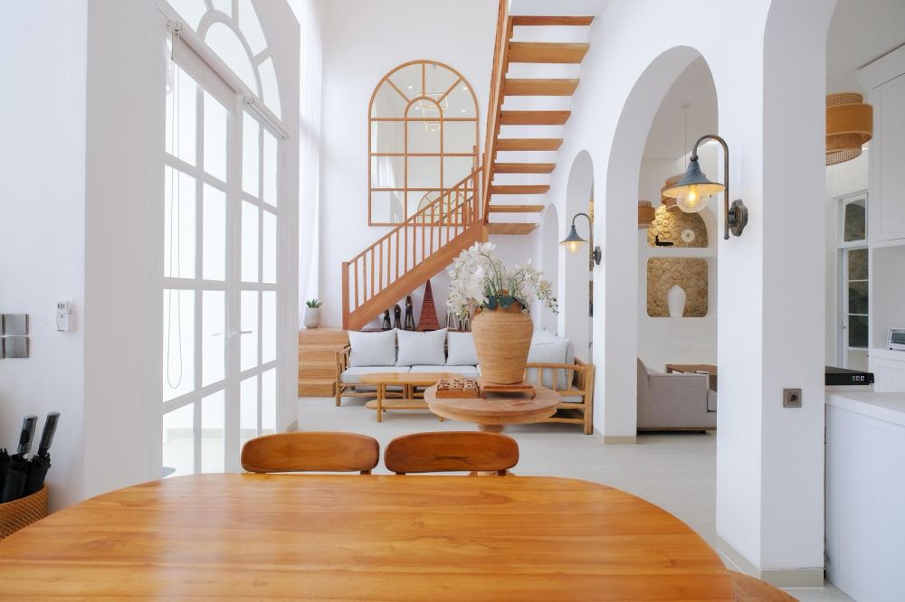 Designer 3BR High-Ceiling Villa in Prime Berawa — photo 2