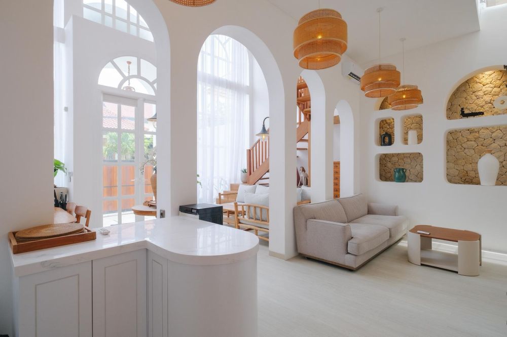 Designer 3BR High-Ceiling Villa in Prime Berawa — photo 3