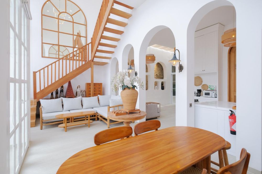 Designer 3BR High-Ceiling Villa in Prime Berawa — photo 4